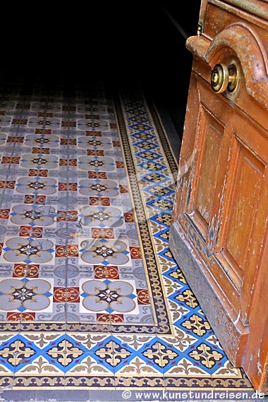 Hauseingang mit alten Mosaikfliesen - Paris