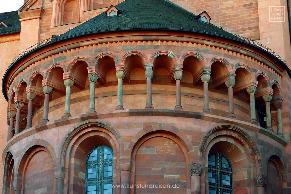 Apsis mit Zwerggalerie, Mainzer Dom - Architektur der Romanik