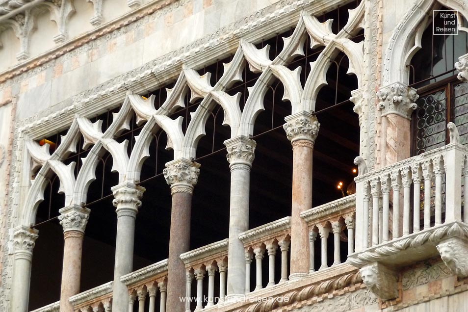 Arkaden mit filigranem Maßwerk gefüllt Ca d'Oro, Venedig - Gotische Architektur
