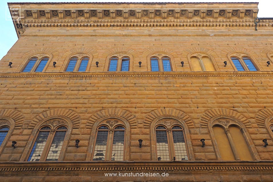 Rustikamauerwerk und schmückendes Dachgesims Palazzo Strozzi, Florenz - Architektur der Renaissance