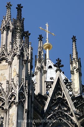 Architektur der Gotik - Kölner Dom, Schlanke Türmchen (Fialen) verziert mit Krabben