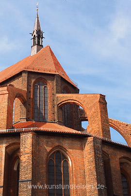 Architektur der Gotik - Wismar, Kirche St. Nicolai, 16 Strebebögen stabilisieren das Mittelschiff