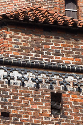 Architektur der Gotik - Wismar, Kirche St. Nicolai, Bogenfries aus glasierten Formziegeln