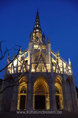 Architektur der Gotik - Rouen, Kirche Saint Maclou, auffällige Fassade mit Strebebögen und durchbrochenen Giebeln