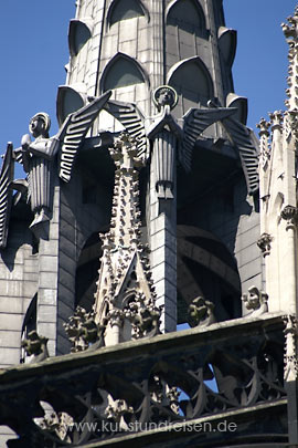 Architektur der Gotik - Kölner Dom, Vierungsturm verziert mit Engeln im Art déco Stil