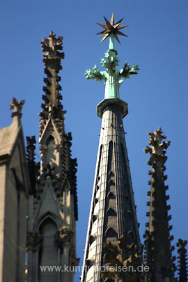 Architektur der Gotik - Kölner Dom, Vierungsturm mit goldenem Stern auf der Spitze