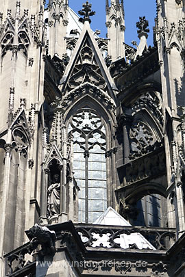 Architektur der Gotik - Kölner Dom, Wimperg mit Fialen über einem Maßwerkfenster