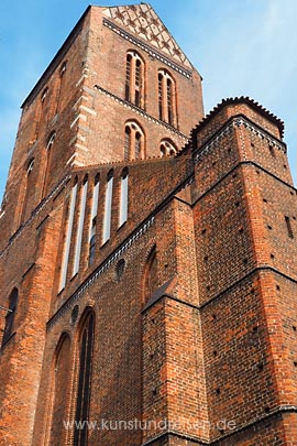 Architektur der Gotik - Wismar, Kirche St. Nicolai, Turm mit 64 m Höhe ist geschmückt mit Bogenfriese aus glasierten Ziegeln