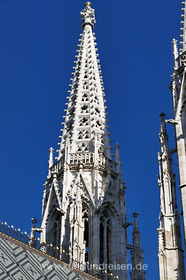 Architektur der Gotik - Wien, Votivkirche, Turm verziert mit Krabben