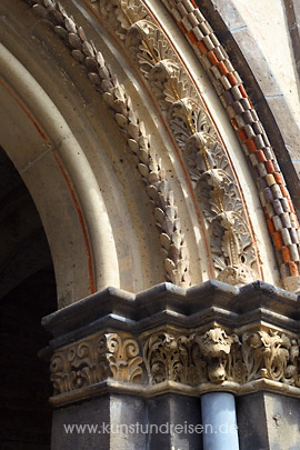 Architektur der Romanik - Benediktinerabteikirche Maria Laach, Portal eingerahmt mit Zierornamenten