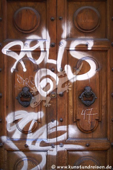 Rom, Holztür mit Graffiti
