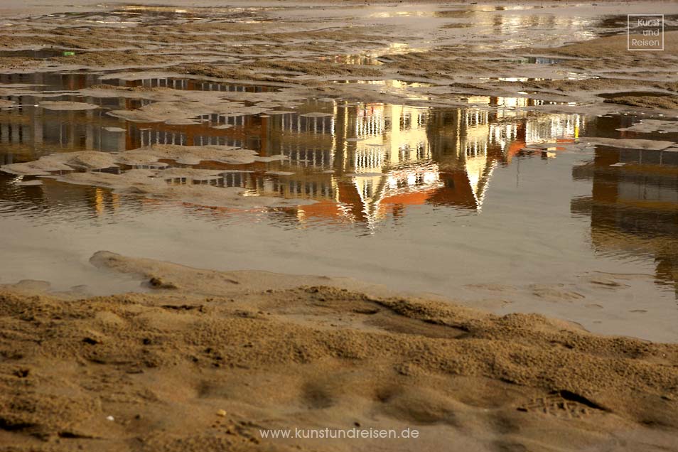 Spiegelung im Wattenmeer in De Haan Belgien