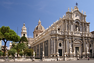 Paläste und imposanter Dom auf der Piazza Duomo - Catania, Sizilien