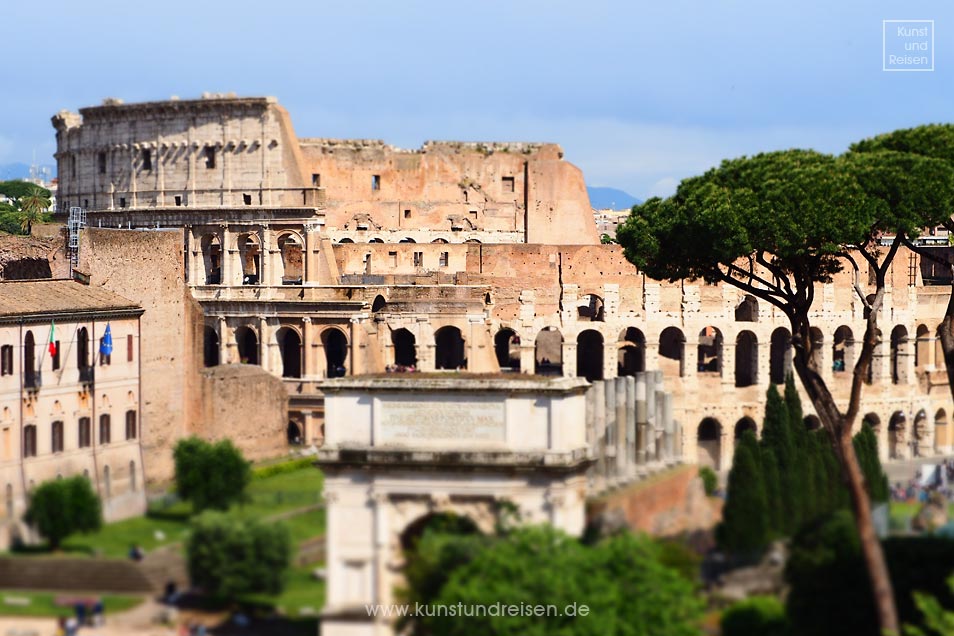 Kolosseum im historischen Zentrum, Rom