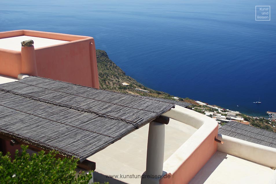 Terrasse mit Blick aufs Meer, Liparische Inseln