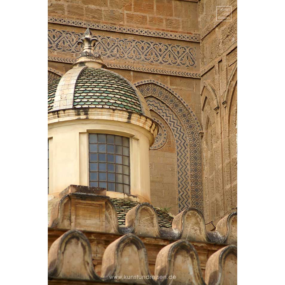 Arabesken und Intarsien schmücken die Fassade an der Kathedrale, Palermo