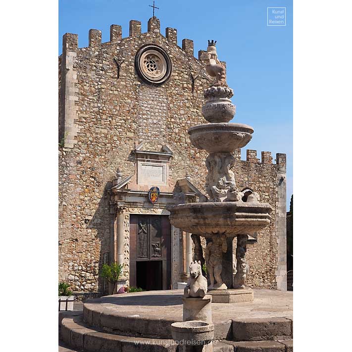 Brunnen vor dem Hauptportal des Doms in Taormina